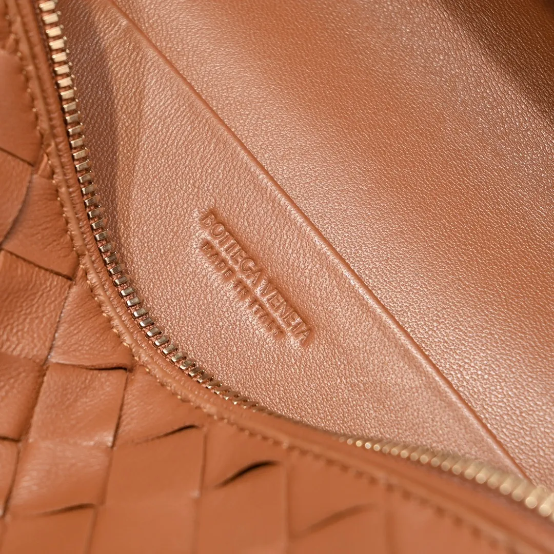 Batch 1360 Bottega Veneta 24 spring and summer woven zipper crossbody bag. A crossbody bag that can be used as a cosmetic bag. The exquisite weaving and compact body are an indispensable accessory for the upcoming summer. The double zipper also better protects the bag. It has a large capacity. If you like it, don’t miss it. Style number: 9109 Size: 22*12.5*5cm